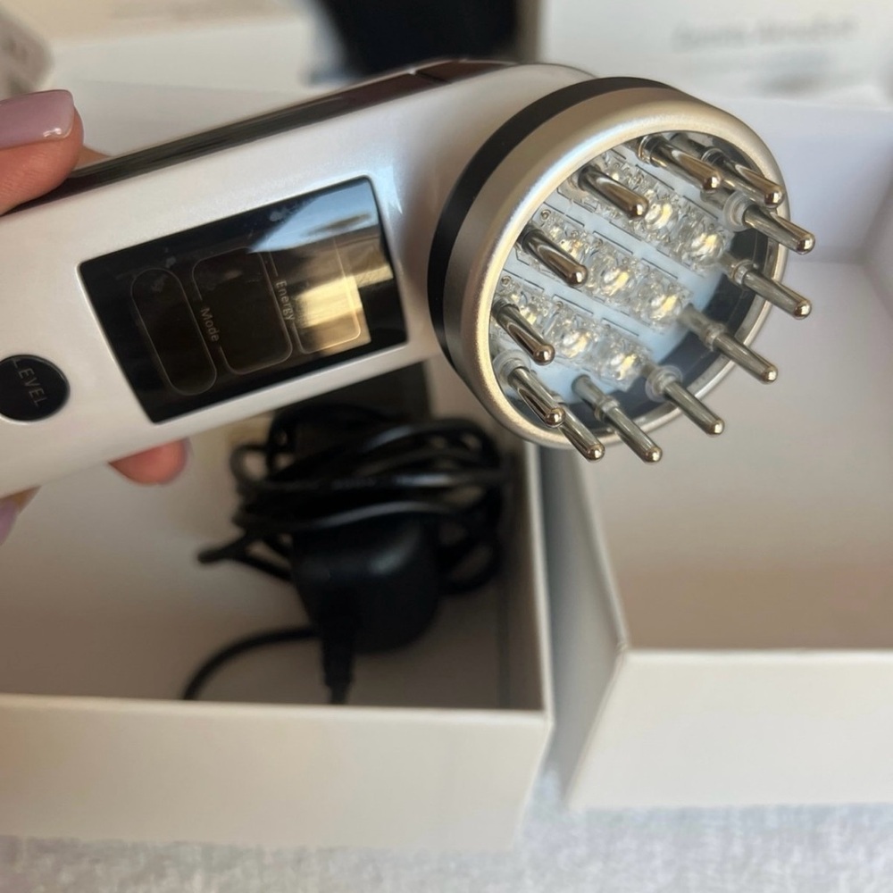 ✨Microcurrent with LED Therapy ✨ - Picture 2 of 8